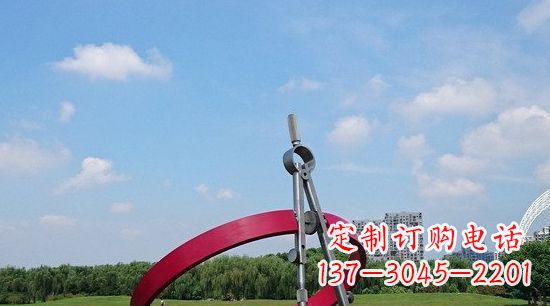 邯郸不锈钢圆规雕塑环绕着美景