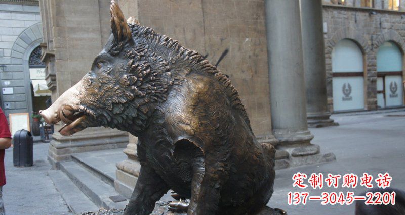 邯郸野猪雕塑给步行街带来美丽风景