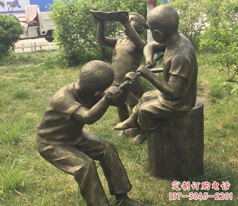 邯郸公园玩水的儿童铜雕