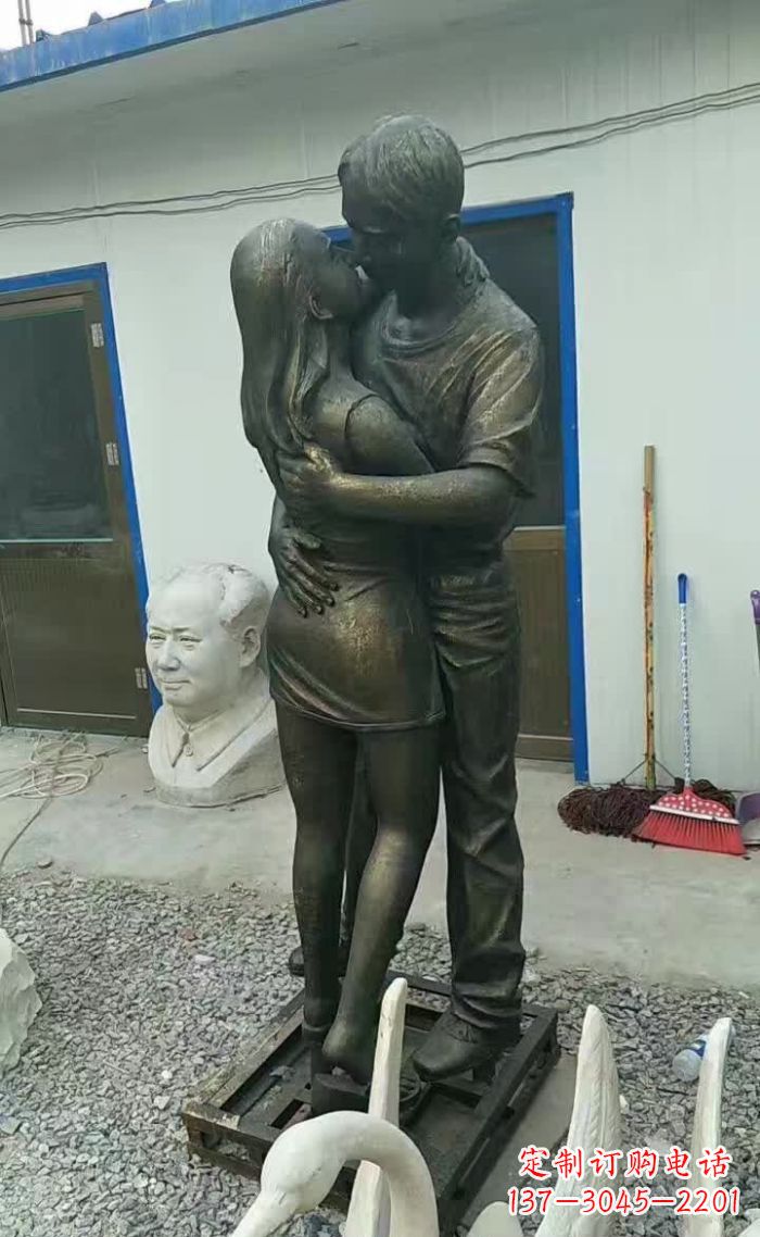 邯郸无尽浪漫,情侣雕塑表达爱意