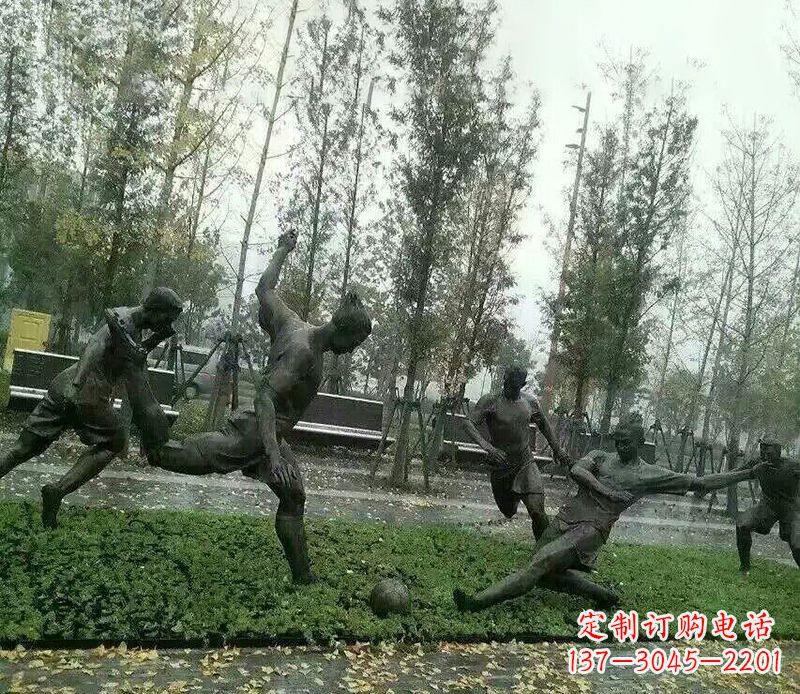 邯郸踢足球公园运动人物铜雕